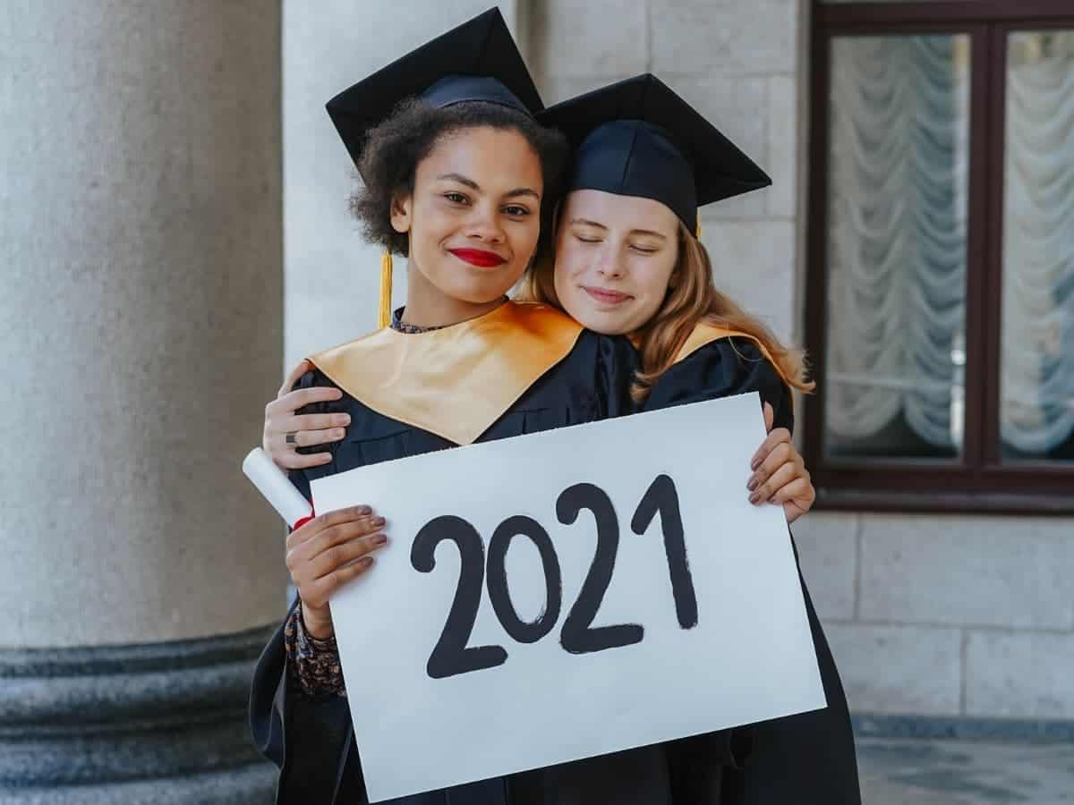 Graduates holding a 2021 sign.